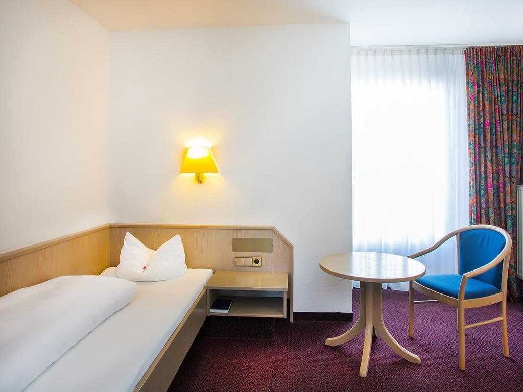 Hotel Kreuz Gaestehaus Und Lauchertbar Mit Terrasse Gammertingen Стая снимка